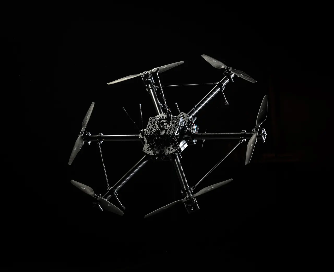 Hexacoptère complet photographié en studio sur fond noir