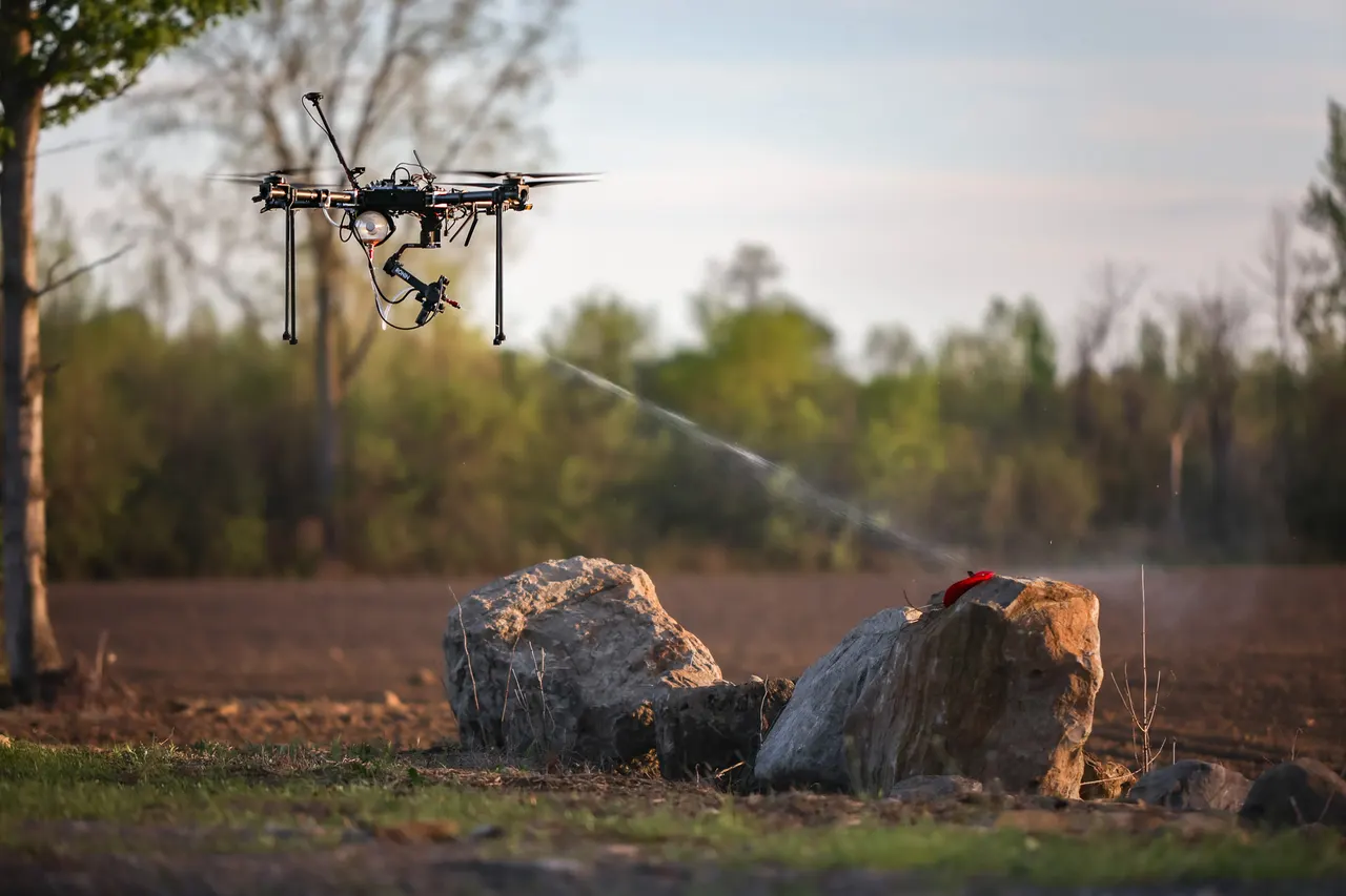 Drone OS en démonstration d'arrosage automatisé au-dessus d'un champ