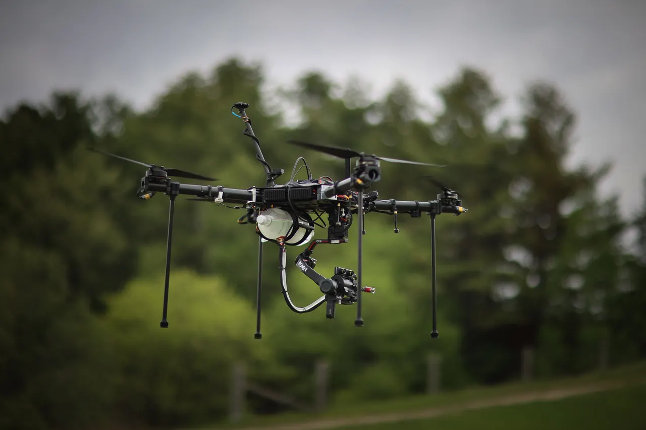 Drone OS en vol stationnaire avec caméra et gimbal
